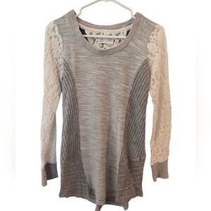ANTHOPOLOGIE SATURDAY SUNDAY GRAY AND WHITE LACE DETAIL TUNIC. SIZE SMALL.